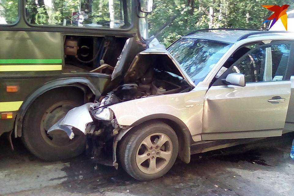 БМВ и автобус не поделили дорогу.