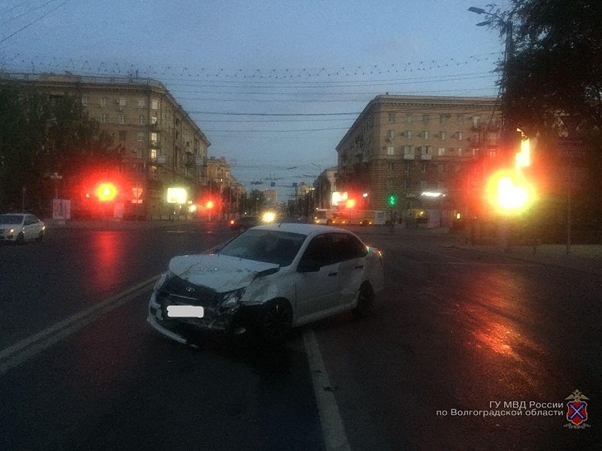 В центре Волгограда женщина из Калуги протаранила "Ладу Гранту"