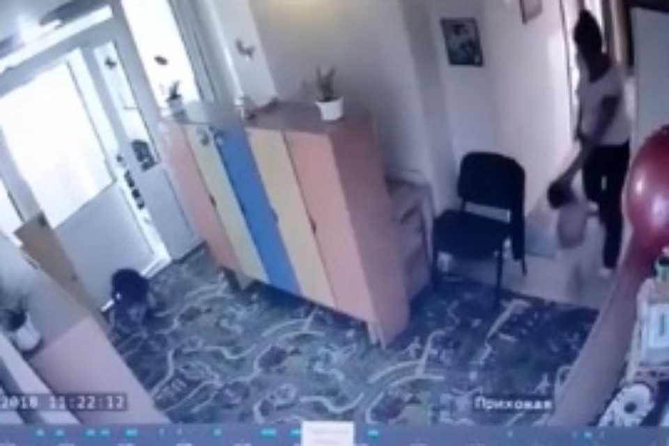 Видео с воспитательницей детсада и детьми шокировало родителей. Фото: стоп-кадр "Я живу в Красноярске".