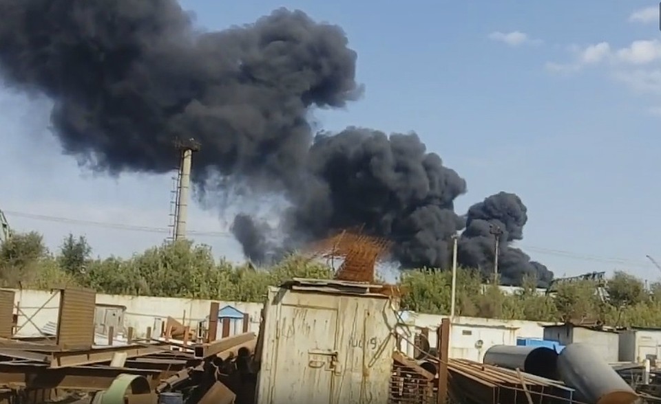 Черные клубы дыма над территорией бывшего завода "Фосфор" были видны издалека