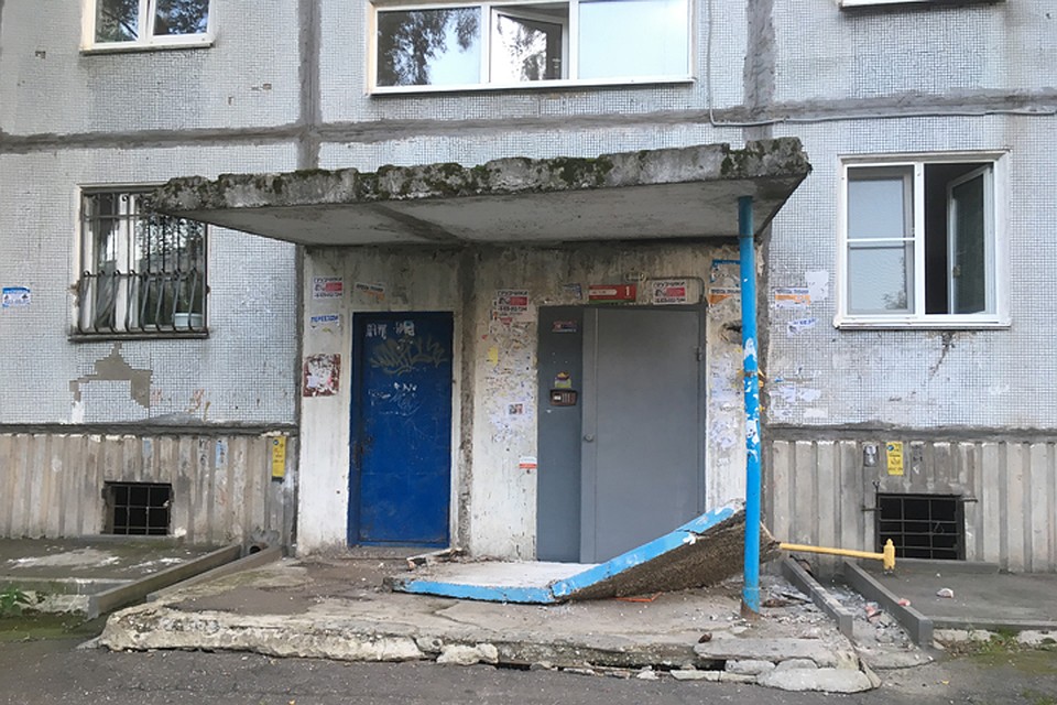 Бетонное крыльцо рухнуло прямо на нижегородку