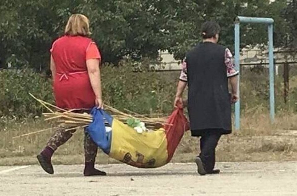 Женщин, использовавших флаг для уброрки мусора в лицее города Купчинь, ждет наказание. Фото: соцсети