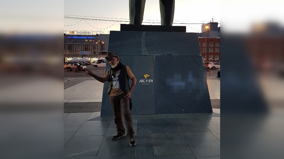 На постаменте Ленина в центре города нарисовали свастику.