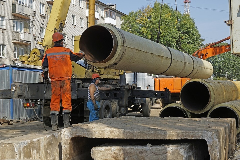 Реконструкция теплосетей на улице Володарского идет согласно графику. На объект доставлены все необходимые материалы, трубы монтируются, идут сварочные работы.