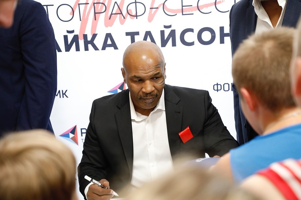 Тайсон станет почетным гостем международного турнира по профессиональному боксу.