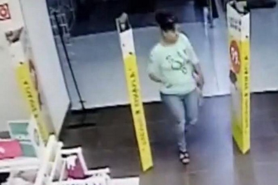 Стоп-кадр с видео, сделанного камерами видеонаблюдения в Великих Луках. Одна из мошенниц входит в торговый зал.