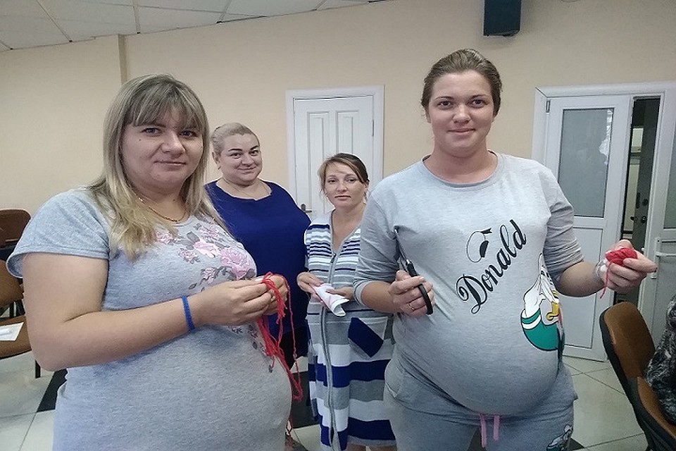 Участницы мероприятия пообщались с врачами и смастерили куклу-пеленашку. Фото: роддом №3 Владивостока