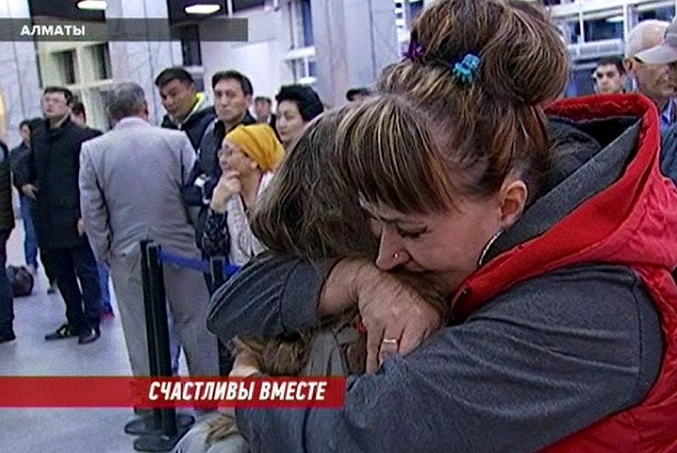 Мать и дочь встретились после 6-летней разлуки в аэропорту Алматы. Фото: скриншот