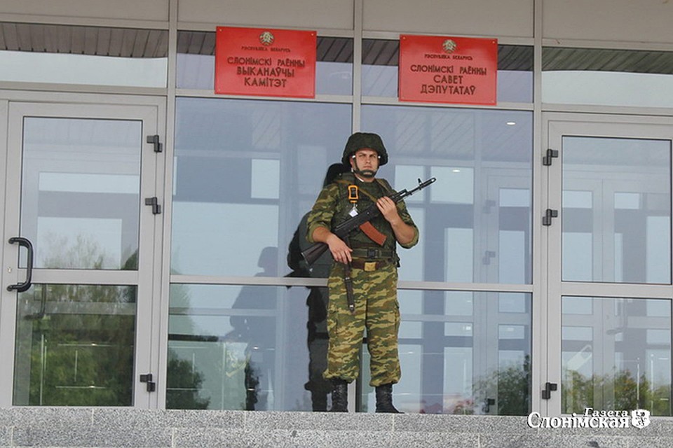 Слонимский исполком окружили автоматчики. Фото: Анна ВОЛОДАЩУК и Кристина СОЛОДУХО, «Слонимская газета».