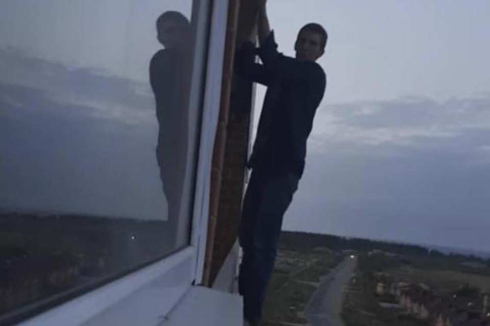 Уговоры неадекватного парня продолжались около часа. Фото: кадр видео подписчиков группы ВК "Типичные Березники".