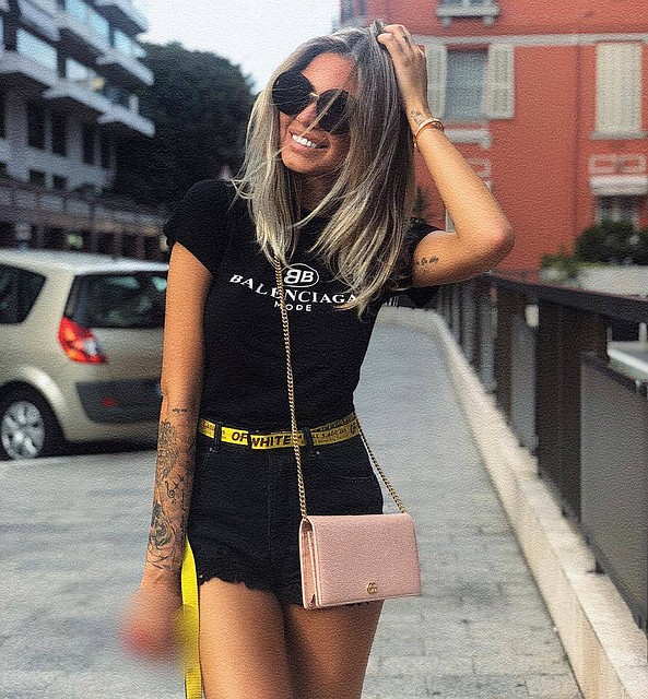 Девушка сначала даже замазывала кисть правой руки на фото
