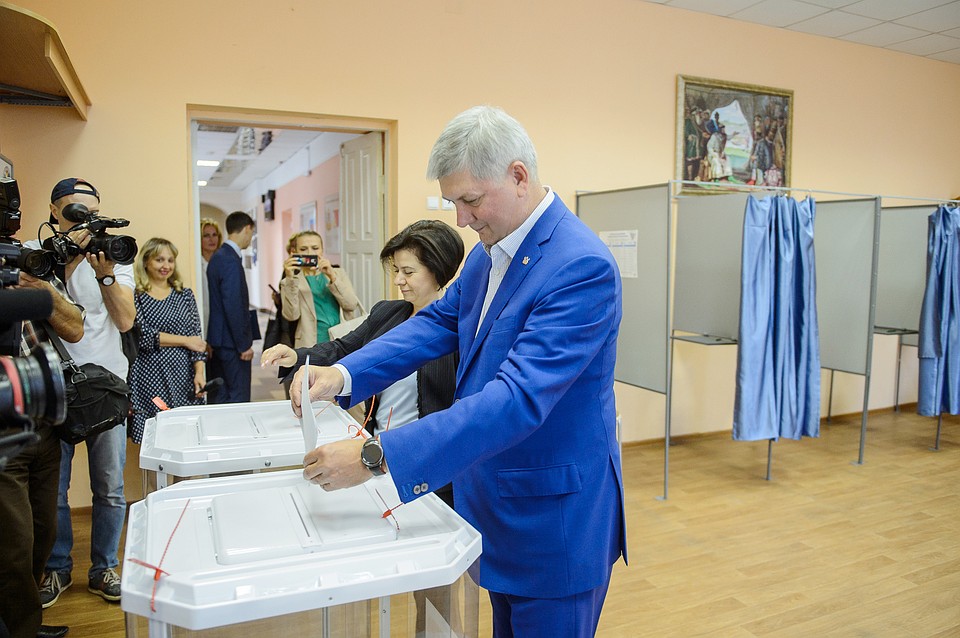 Александр Гусев проголосовал вместе с супругой