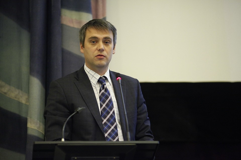 По мнению Виктора Остренко, выборы губернаторы важны тем, что жители региона выбирают человека, который будет принимать важные для области решения.