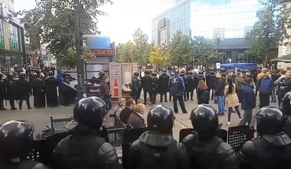 Кировку сотрудники Росгвардии поделили на три квадрата, чтобы митинг не вышел из под контроля. Фото: соцсети.