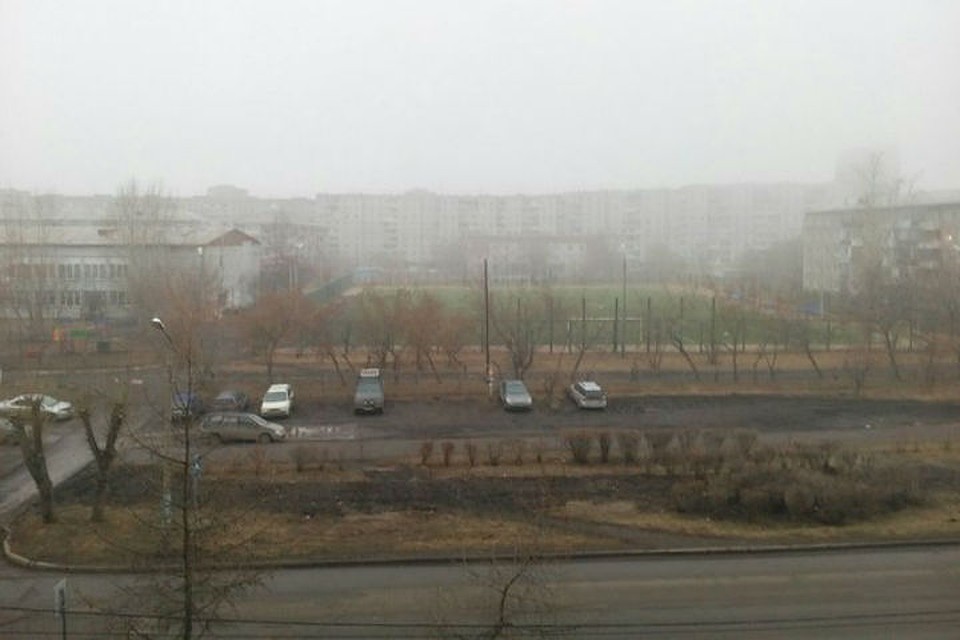 На Петербург опустился утренний туман.