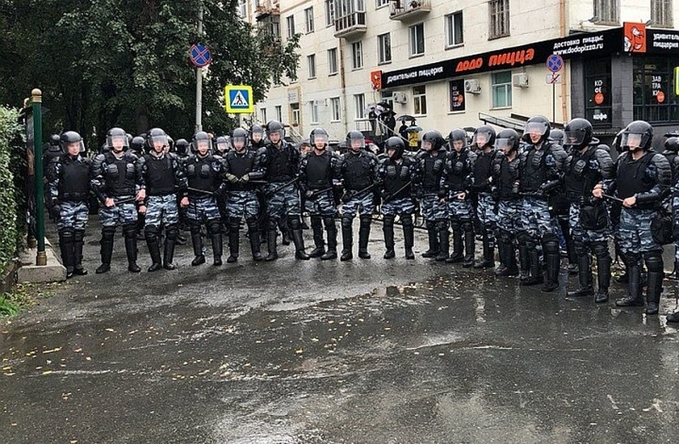 Журналисты показывали удостоверения, но стражи порядка были непреклонны