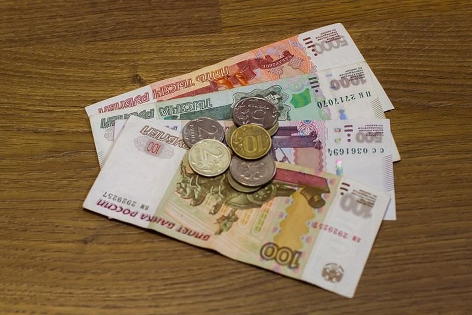 Девушка перевела 9,5 тысяч рублей