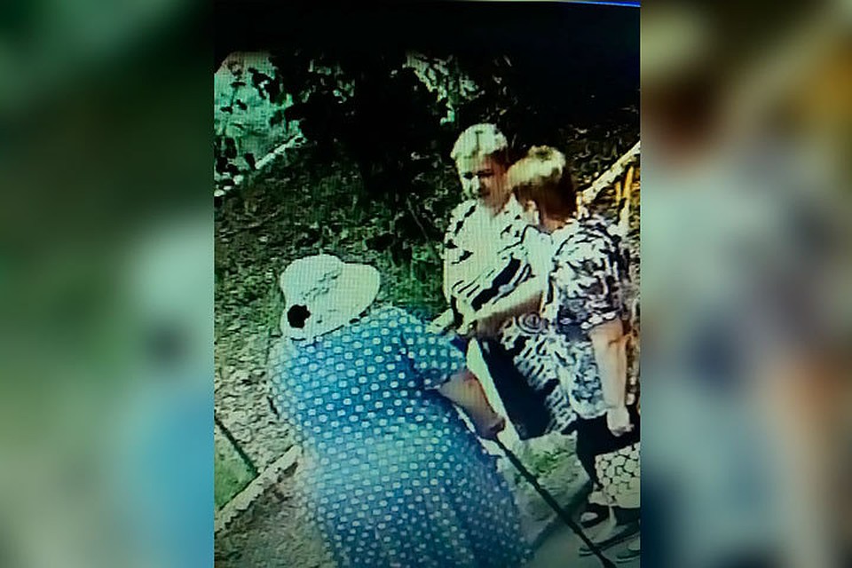 Дарья (стоит спиной) попадала на камеры наблюдения, но, несмотря на яркие приметы, ей удалось уходить от ответственности