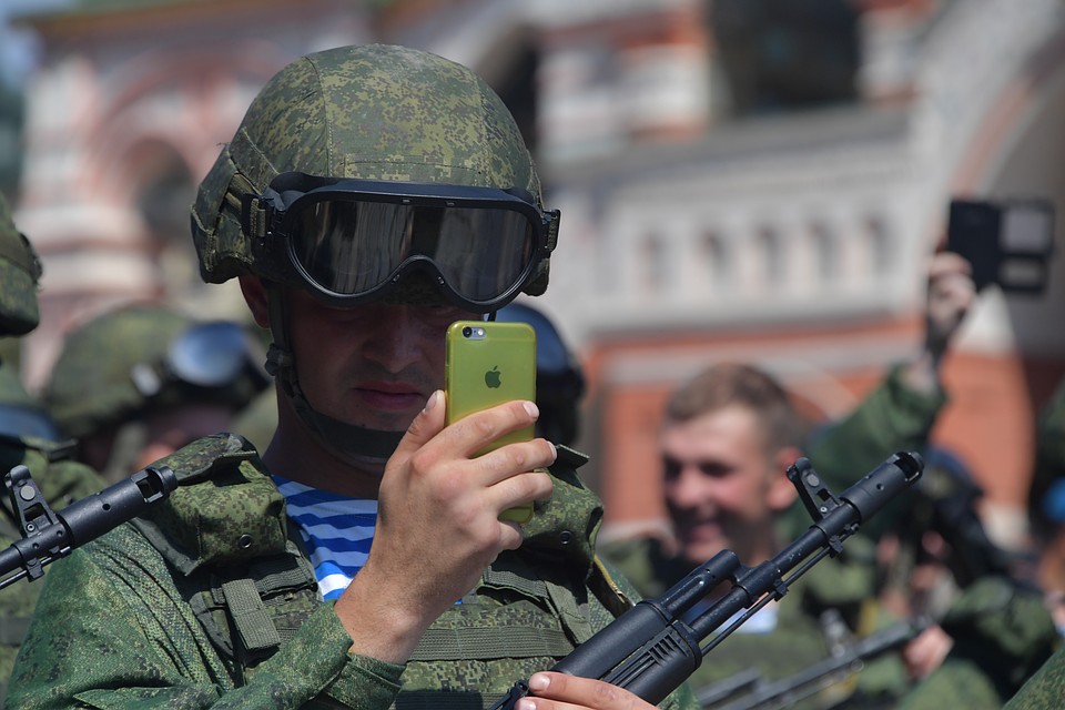 Речь идёт о запрете военным размещать в СМИ и интернете информацию о себе и других военнослужащих