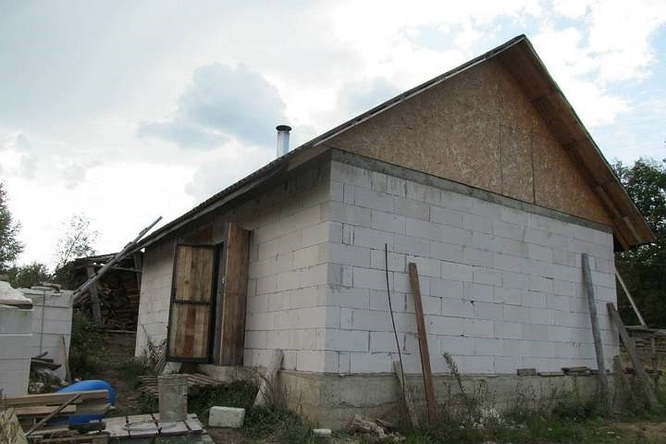 В ничем не примечательной хозпостройке разместился самогонный мини-завод. Фото: УВД Минского облисполкома.