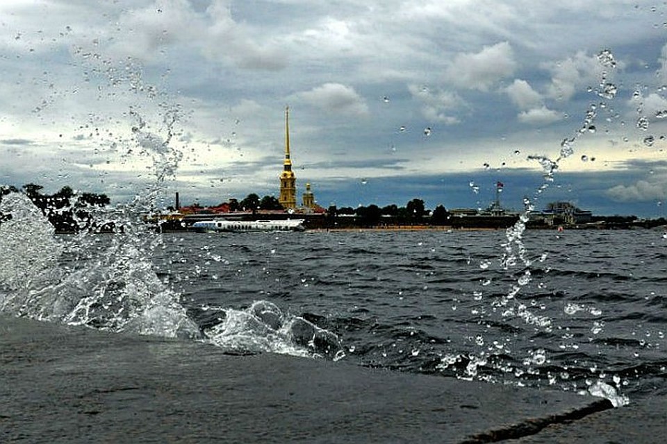 В Петербурге из-за штормового ветра поднялась вода в Неве.