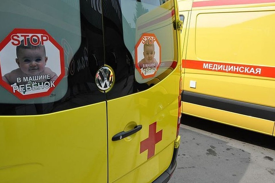 Ребенок выжил, но доставлен в больницу с травмами.