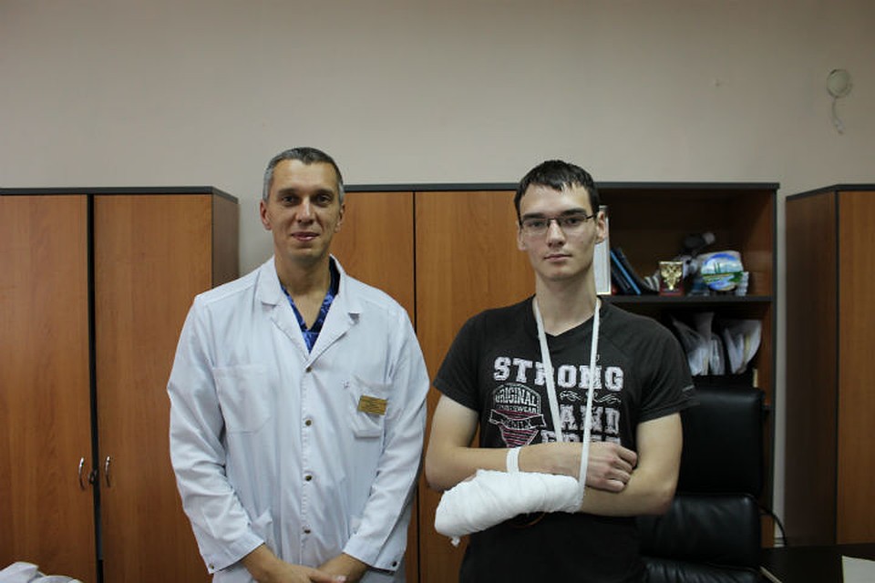 Врач Павел Кошиков (слева) провел уникальную операцию, и пришил 19-летнему студенту Георгию Козловскому три отрезанных пальца.