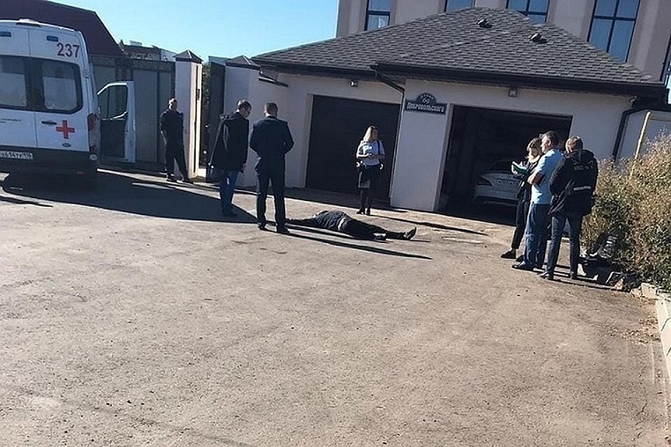 Один из грабителей скончался в гараже, а второй перед смертью успел выбежать на улицу.