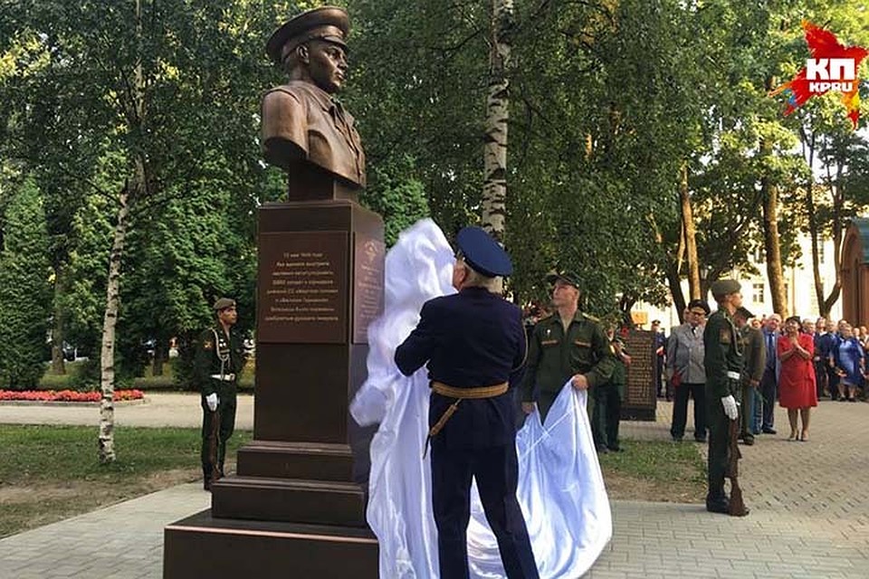 В Смоленске открыли памятник «Дяде Васе».