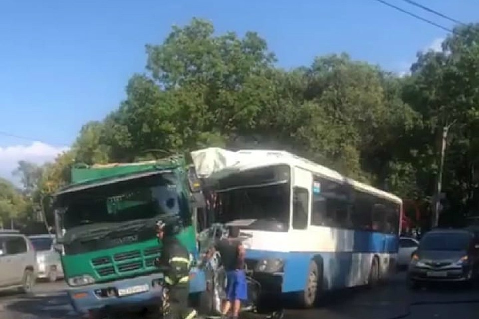 В центре Хабаровска грузовик влетел в автобус с пассажирами