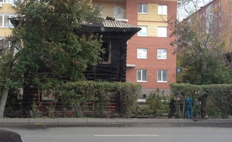В Тюмени днем сгорел двухэтажный жилой дом. Фото vk.com