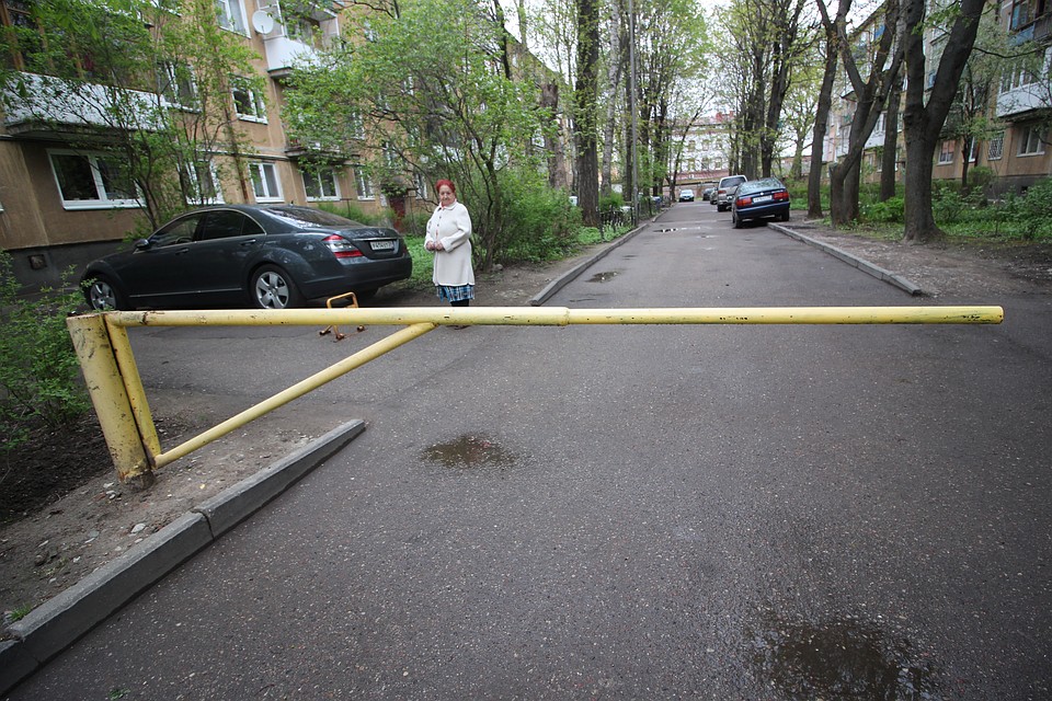 Похоже, дворы теперь спасут только шлагбаумы