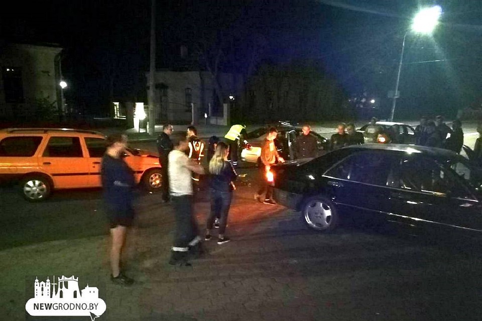 Гаишники надели на нарушителя наручника, так как он не хотел успокаиваться. Фото: newgrodno.by