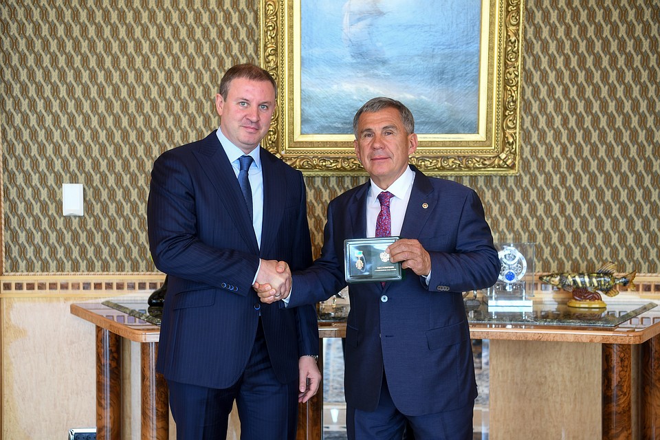 Минниханову вручили знак отличия.