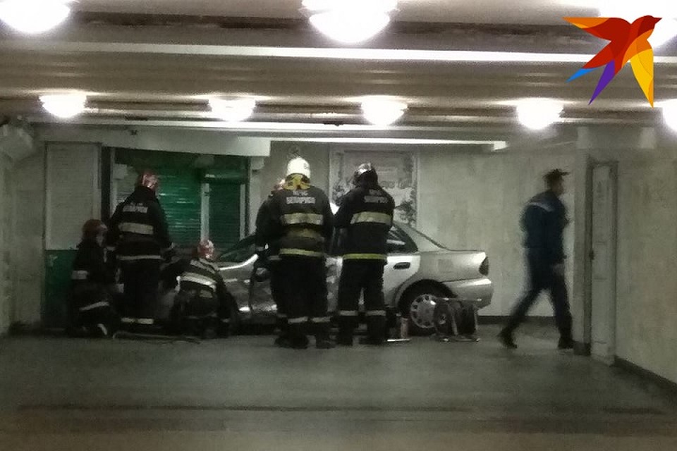 К месту аварии приехали спасатели и милиция