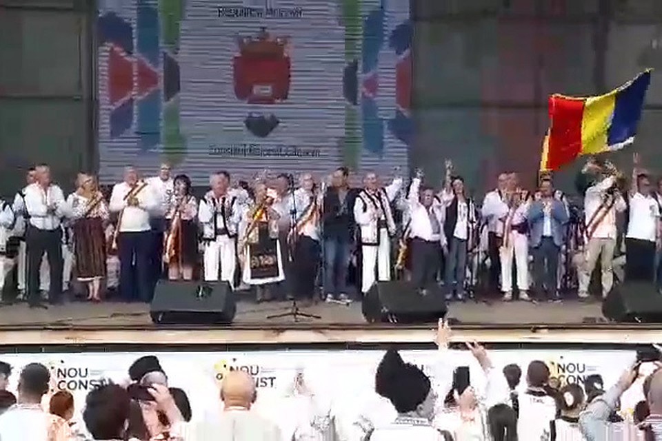 Мэры молдавских населенных пунктов скандируют со сцены «Униря!»