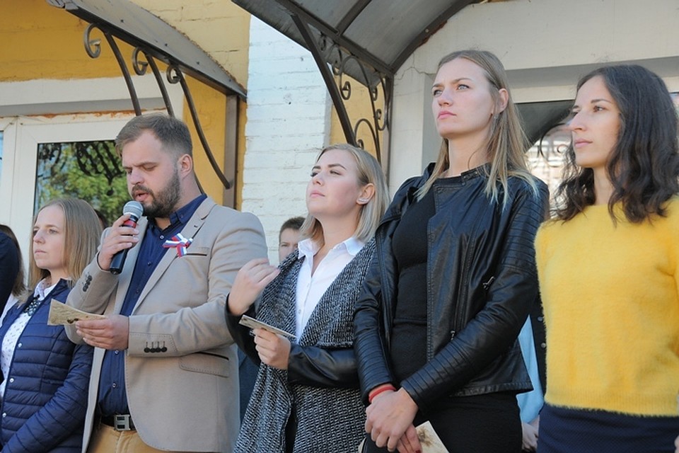 Со стилизованных под фронтовые письма-треугольники листков молодые люди декламировали проникновенные строки