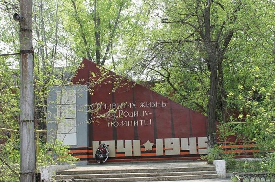 Так выглядела снесенная стела. Фото: Олег Каманцев
