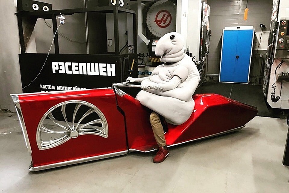 На дамбе заметили ждуна на красном велосипеде. Фото: vk.com/box39