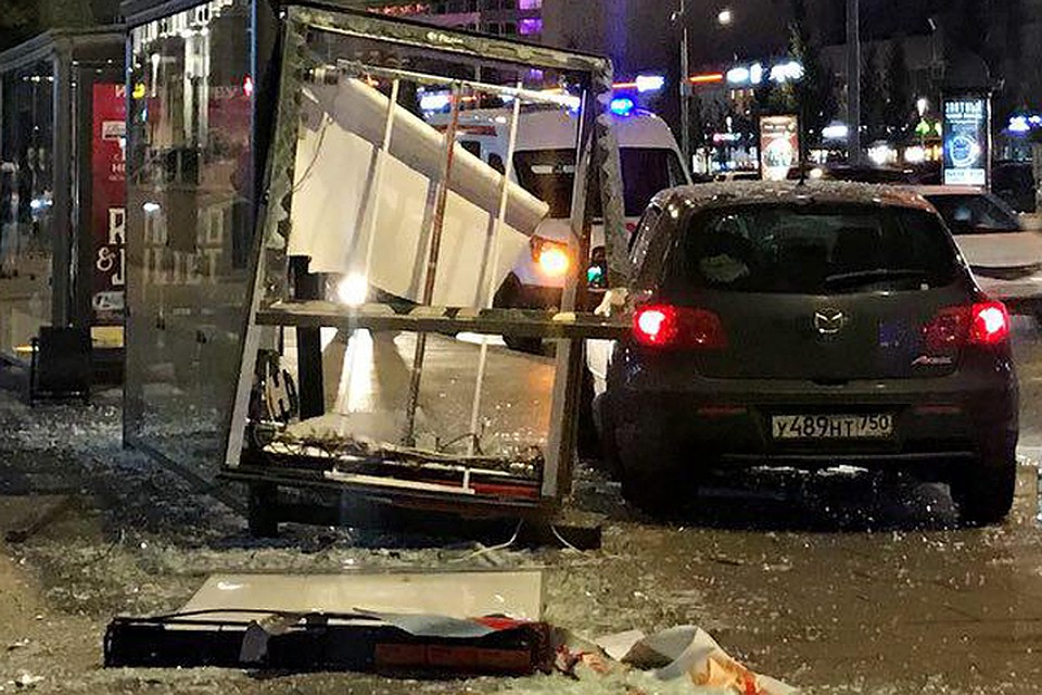 На Новой Арбате автомобиль "Мазда" въехал в остановку