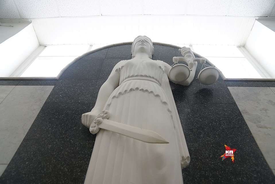 Женщина несколько раз ударила беззащитного мужчину колуном
