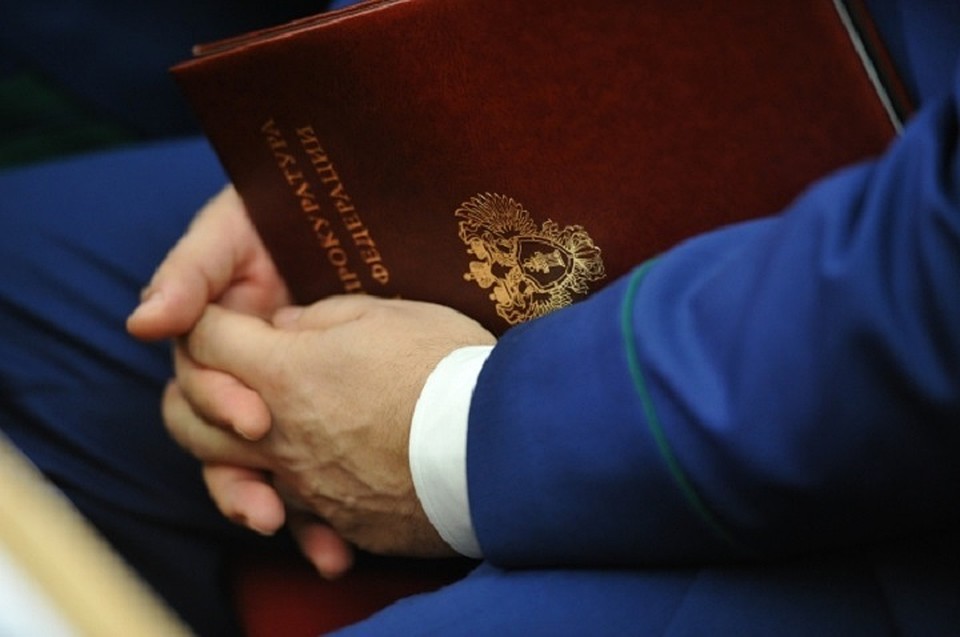 Также гособвинитель просит арестованное имущество обвиняемого обратить в пользу возмещения ущерба.