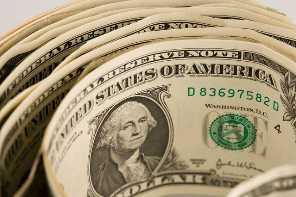 Официальный курс доллара на 27 сентября снизился до 65,76 рубля