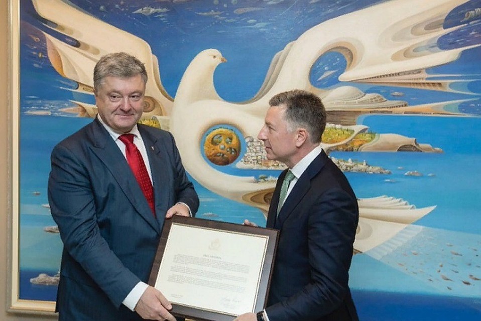 Перт Порошенко получил от США документ о непризнании Крыма Украинским. Но в рамочке.
