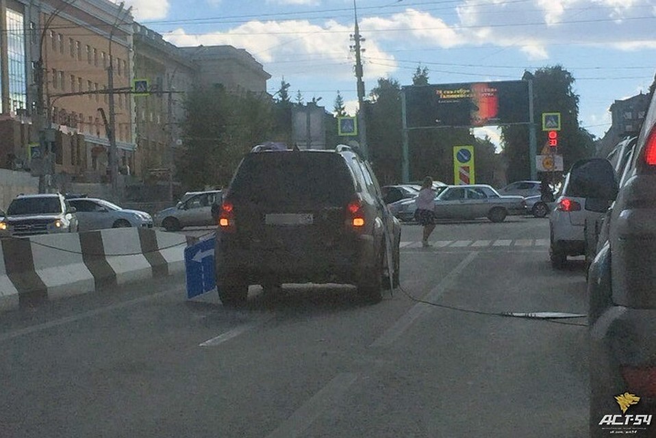 На машину буквально посыпались знаки.