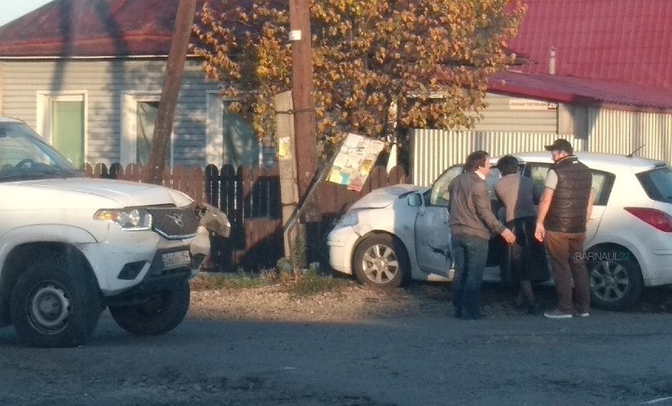 Автомобиль в Барнауле едва не врезался в жилой дом