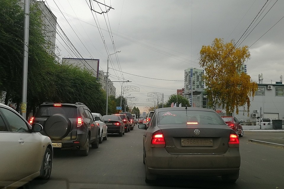 «Красноярск с утра встал в адскую пробку»: горожане жутко опаздывают
