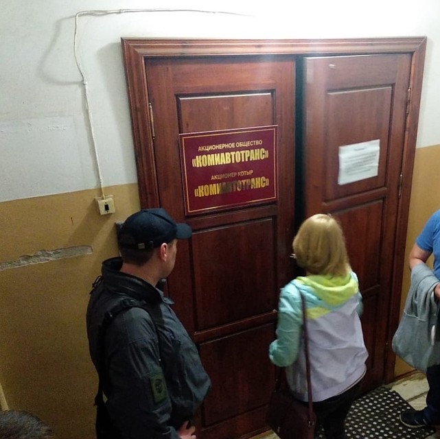 На фото: кадры оперативной съемки задержания