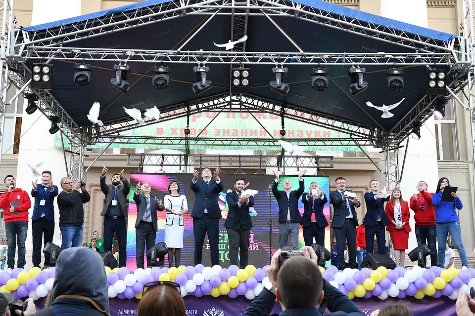 Голуби мира в небе над Аграрным университетом. Фото: Волгоградского государственного аграрного университета