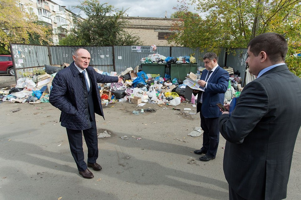 Губернатор Дубровский побывал во дворах, заваленных мусором. Фото: gubernator74.ru